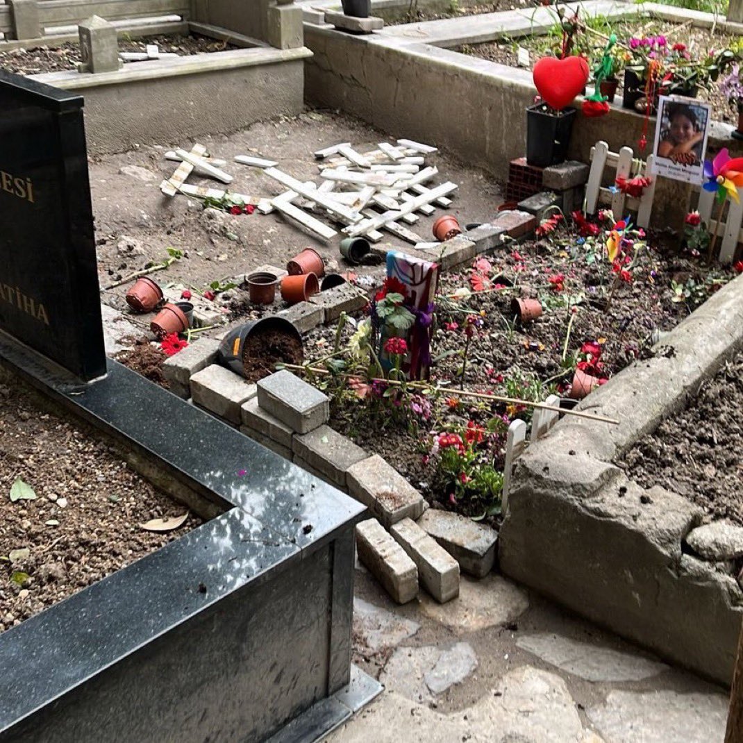 fatiheryilmaz0's tweet photo. Ahmet Minguzzi pazar yerinde vahşice katledildi. Katleden peachin çevresi nasıl böyle bir canavar büyüttük demediler canavarlarını desteklediler, Ahmet’in annesi Yasemin Minguzzi’ye tehdit içerikli mesajlar attılar. Bu tehdit mesajlarını atanlardan 5 şahıs yakalanmış. Mahkemeden bir gün önce Ahmet’in mezarı tahrip edilmişti.

Şimdi yakalanmışlar diye içiniz ferahladı. Ancak uyarayımki ferahlamasın. 

Devletler iyi vatandaşı koruyup destekler, kötüyü cezalandırır. Böylece güven ve refah toplumuna giden bir ortam yaratılır. Bizim sistemimizde böyle bir felsefe yok. 

Bu toplum zararlılarının ifadeleri alınır, serbest bırakılırlar. Toplumsal tepki olursa en fazla ilk mahkemeye kadar içerde kalırlar. Bu işlemden geçen canavar dahada azar. 
 
Bizim dostlar alışverişte görsün sistemine değil, kesin ve net sonuç alan sisteme ve devlete ihtiyacımız var. 

Huzurlu ve güvenli bir Türkiye’de yaşamak istiyorsanız sizi oyalayan siyasiler ve partilerinden uzak durun. 

Bu toplum zararlıları ahlaksız akıllarına bir suç gelince o fikirden uzaklaşmak için kafalarını taşlara vursun istiyorsanız, Türk çocukları vatanlarının sokaklarında rahat ve güvenli bir şekilde oynayabilsinler, taciz edilmesinler, katledilmesinler diyorsanız @zaferpartisi ni destekleyin.

#MattiaAhmetMinguzzi 
#AtakanEmreAkman
#SametÖzgül
