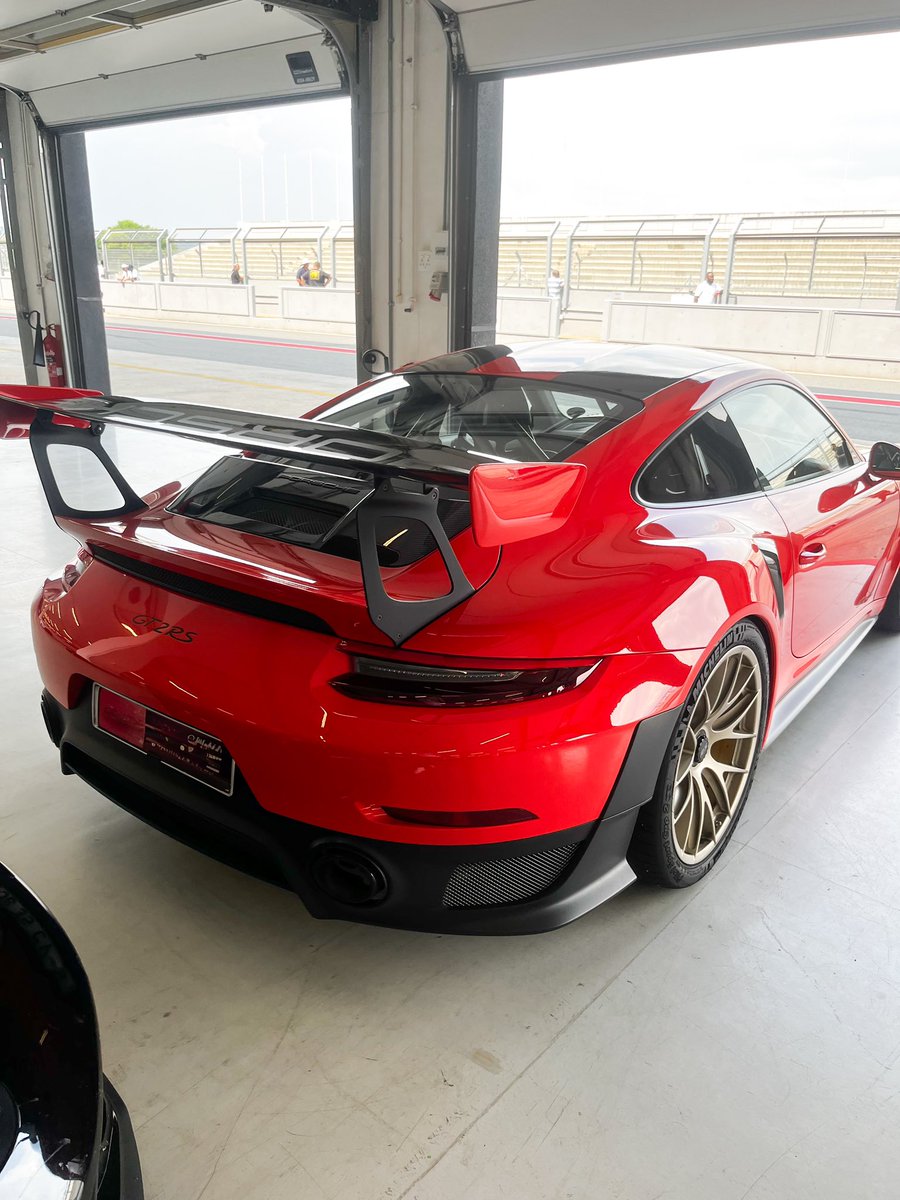 imxfruit's tweet photo. South Africa has a very wide range of supers , we have insane cars yet no water 😔😔😔 #cars #porshe #2rs #SouthAfrica https://t.co/NlDJD5Y9dk