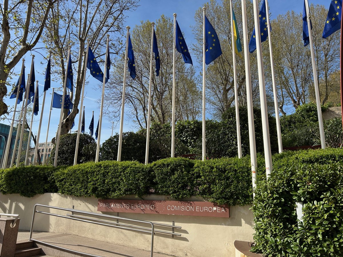 📌🇪🇺🇪🇸Reunión de #AnnaArmengol, Consejera Económica, y #PaulaCeballlos, Oficial de Prensa y Analista Político, de la <a href="/ComisionEuropea/">Comisión Europea en España</a> en #España, con la Directora de Comunicación y Relaciones Institucionales de #CENER, <a href="/Jelizalde/">Julia Elizalde</a> en Madrid. 
💚#CENER trabaja actualmente en 18