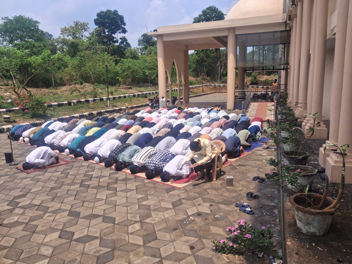 minamshamsi's tweet photo. #AMU Malappuram centre, में डायरेक्टर ने बच्चों को डिपार्टमेंट पर नमाज़ पढ़ने से किया मना!
मामला कुछ यूं हे के डिपार्टमेंट पर पिछले दो दिन से धरना चल रहा हैं, जिसकी वजह प्रोवोस्ट के द्वारा मेस के की गया पेसो की चोरी है, जिसके चलते बच्चों ने आज ड��पार्टमेंट पर ही नमाज़ पढ़ी । #alig https://t.co/RzWeA2JFPb