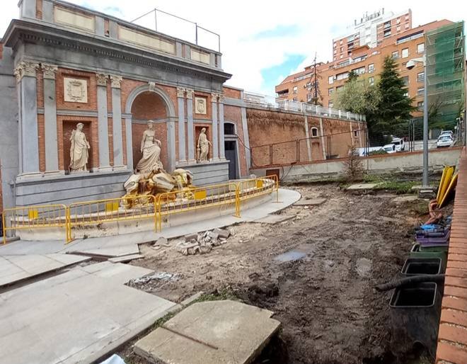 CasaChamberi's tweet photo. ¡ CONSEGUIDO!
Al grito de #Freelozoya, Parque Sí convocaba a Chamberí al Paseo de Jane 2018. 
Y tras más de 12 años reclamando poder acercarse a la primera fuente de la que manó agua directamente de la Sierra, declarada BIC y siempre encarcelada, podemos celebrar su liberación. https://t.co/4IsSuA3XOi