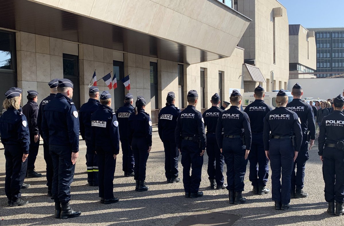 #Hommage #Hommage | Les policiers de la Moselle ont observé une minute de silence en hommage au capitaine Olivier MARIANDE, décédé le 7 avril 2025 dans l'exercice de ses fonctions.