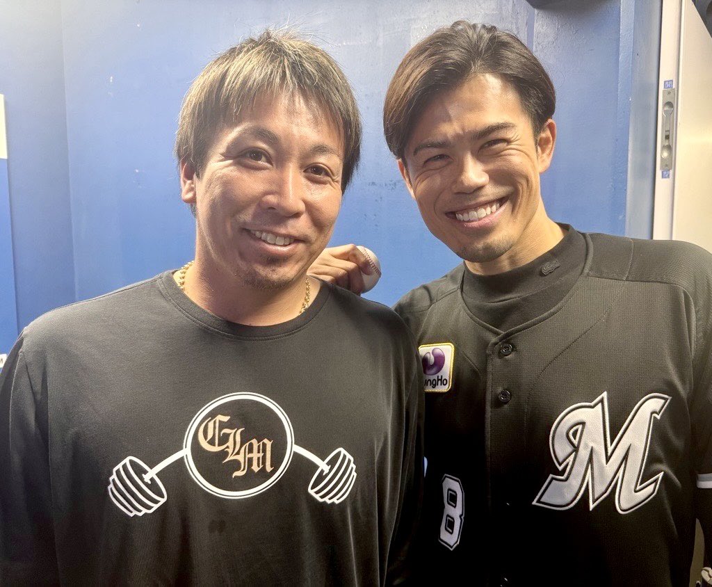 chibalotte_pr's tweet photo. 「頑張れよ！」と #益田直也 投手を激励する #今江敏晃 さん。
#chibalotte #広報 https://t.co/4YmbTqgVZr