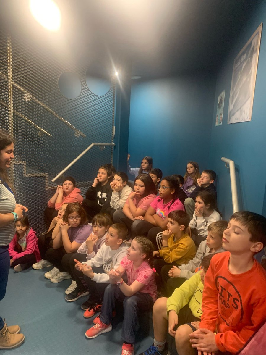 e_guillem's tweet photo. L’alumnat de 3r i 4t ja és a Mercabarna fent l’activitat “Creix amb el peix” https://t.co/LcJCsa7vfK