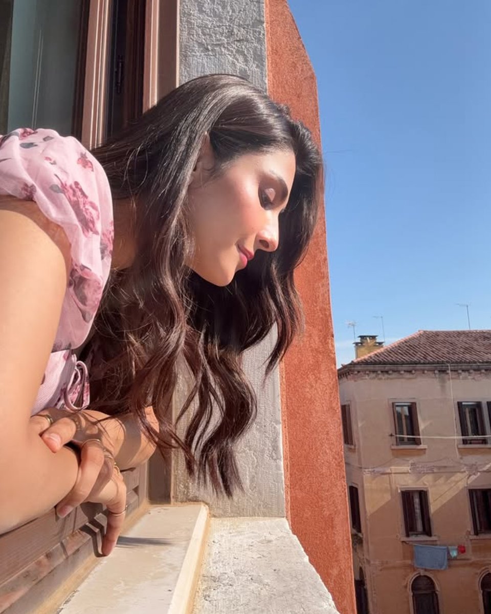 DialoguePak's tweet photo. Renowned actor Ayeza Khan shared vacation pictures from her Italy trip on Instagram.
#DialoguePakistan #AyezaKhan #Soaks #Stunning #Aesthetics #Italy https://t.co/wjhk8DaY2h