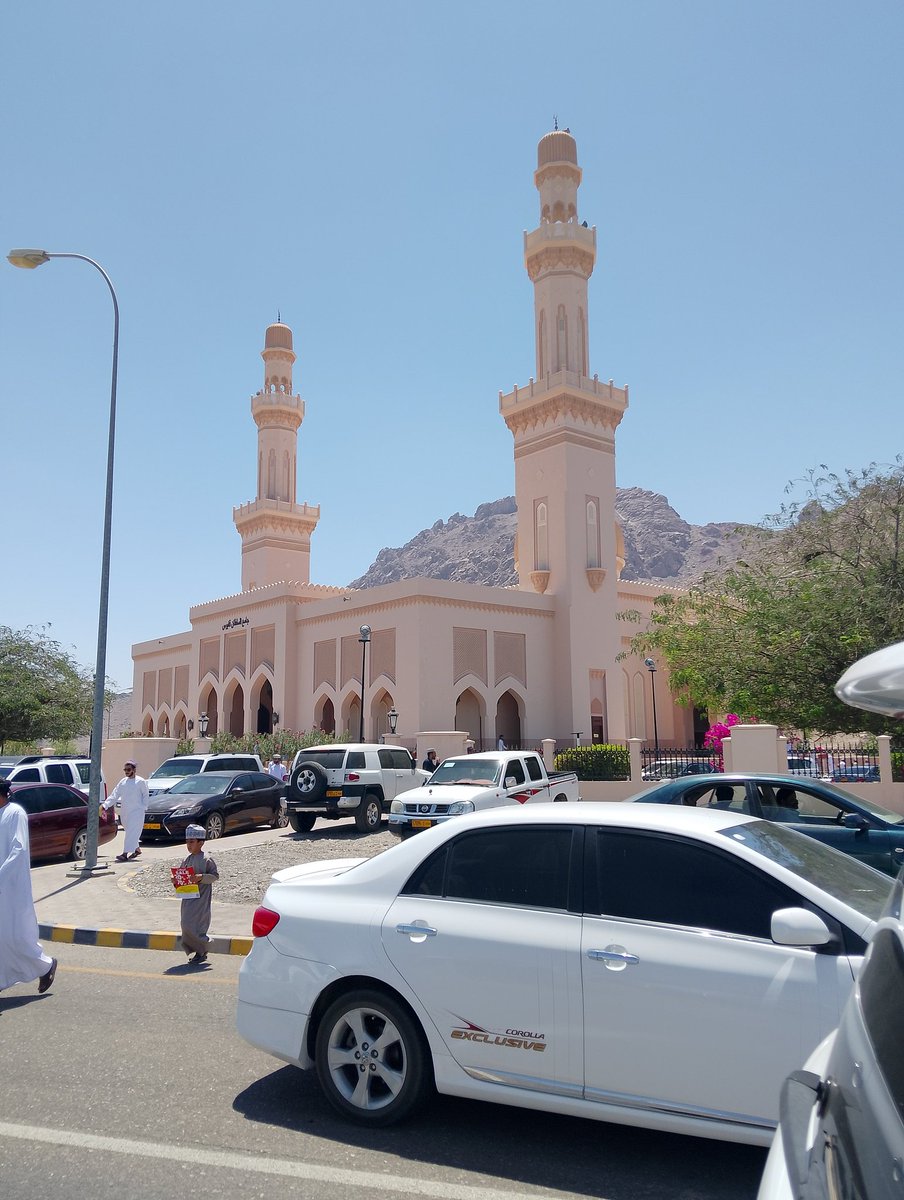 اين وزارة الاوقاف والشوؤن الدينية من جامع السلطان قابوس بينقل عطل في اجهزة التكييف فالجامع من مدة طويلة ولما كان الجامع تحت مسؤولية ديوان البلاط السلطاني كان يعمل بشكل ممتاز تقديرا  للاسم الذي يحمله هذا الجامع نرجوا التكرم من وزارتكم إصلاح أجهزة التكييف ونحن مقبلون على صيف حار