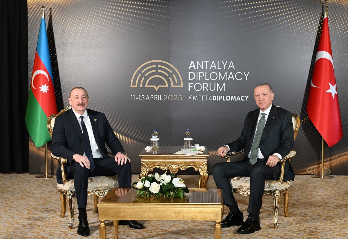 President Ilham Aliyev met with President of Türkiye Recep Tayyip Erdoğan in Antalya.

president.az/en/articles/vi…