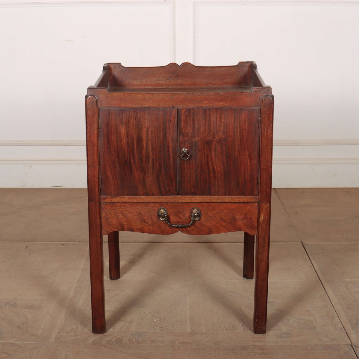 ArcadiaAntiques's tweet photo. Good Georgian mahogany bedside table. https://t.co/BOwJEUbvCe
#bedsidetables #GeorgianTables #mahoganytables https://t.co/ZKxDGl5glg