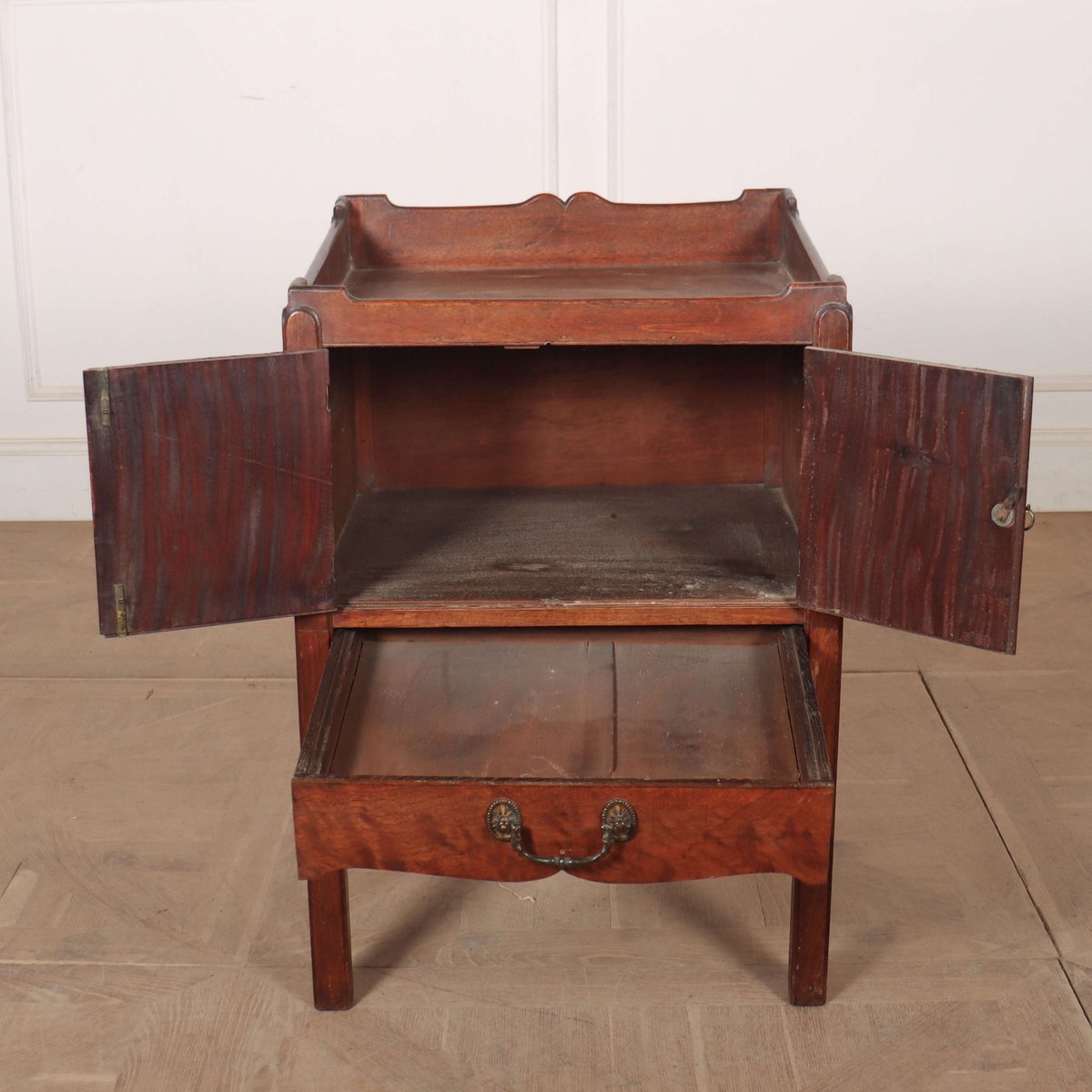 ArcadiaAntiques's tweet photo. Good Georgian mahogany bedside table. https://t.co/BOwJEUbvCe
#bedsidetables #GeorgianTables #mahoganytables https://t.co/ZKxDGl5glg