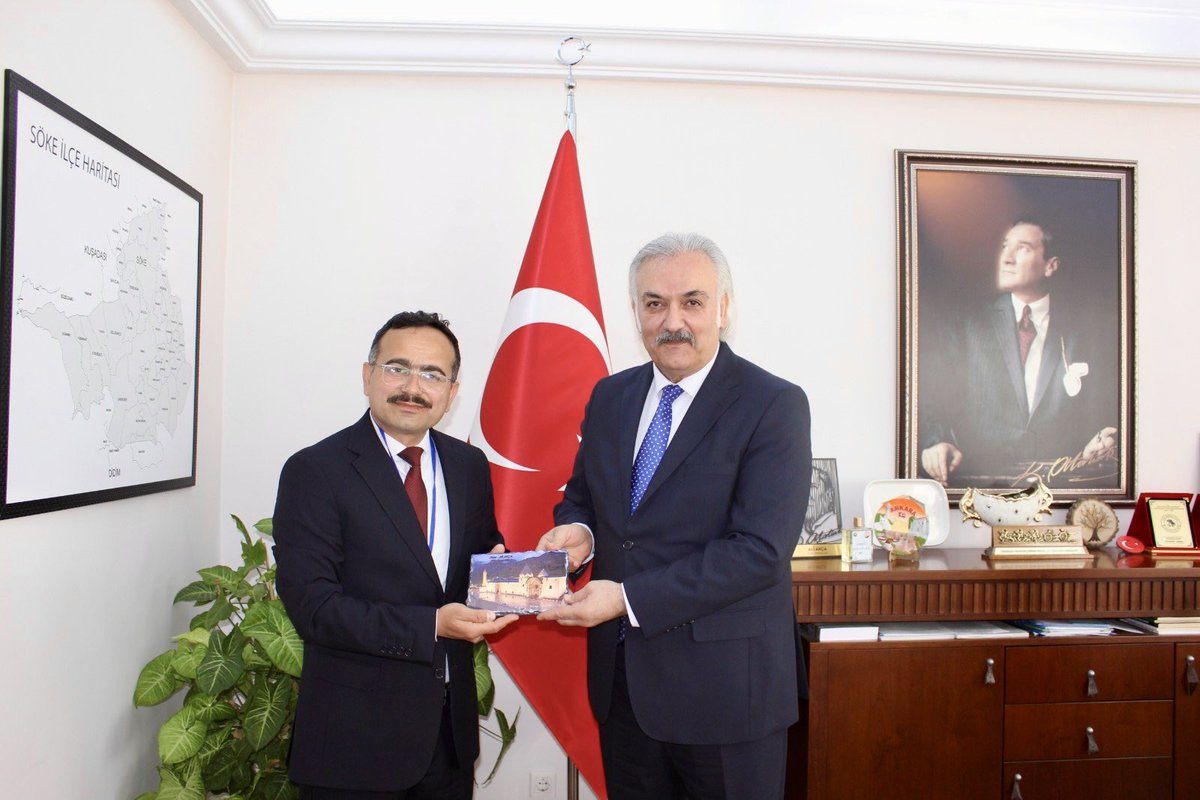 "Kültürler Buluşuyor" projesi kapsamında Divriği Belediye Başkanı Sn. Deniz AKBAŞ, Söke Belediye Başkan Yrd. Sn. Yağız PULLUKÇU, Söke İlçe Milli Eğitim Müdürü Sn. Şerafettin YAPICI ile Divriği ve Yeni Mahalle öğretmen ve öğrencileri Kaymakamımız Sayın Ali AKÇA'yı ziyaret ettiler.