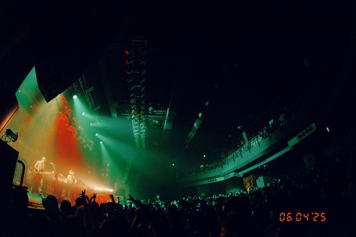 RIOT_TOKYO_'s tweet photo. NEW MUSIC FES "𝐑𝐈𝐎𝐓"
LIVE REPORT🔴

4月6日（日）、東京・渋谷Spotify O-EAST & O-WESTの2会場にて、新たな音楽イベント『RIOT』が開催された。出演者はKroi、BREIMEN、Hedigan’s、w.a.u（collective band set）、さらさ（Band set）、PAS TASTA、JUMADIBA、S.A.R. 、Roka（O.A.）の9組。

本イベントを主催したのは、Kroiなどを担当するマネージャーが代表を務めるマネジメント／レーベル〈anon〉。SNSやストリーミングサービスの興隆によって、2020年代はリスナーもミュージシャンもジャンルを超えて音楽に触れる「ボーダレスでミスクチャー」な時代になっているが、音楽フェス／イベントのラインナップは一辺倒であり形骸化が進んでいることをanonは危惧し、多様な音楽をキュレーションするフェスとして『RIOT』を立ち上げた。

Text by 矢島由佳子 @yukako210 
Photo by Renzo Masuda @renzomasuda 

#RIOT2025