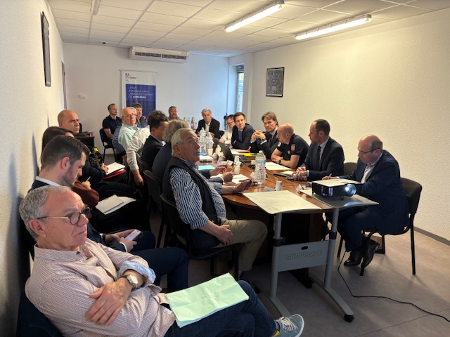 #CSI | Le sous-préfet de #Libourne Matthieu DOLIGEZ et le procureur de la République Loïs RASCHEL ont réuni les 9 maires signataires du contrat de sécurité intégrée du Libournais :

✅ Un bilan positif dressé après 5⃣ ans d'action.

En savoir ➕: urls.fr/ocsRrk