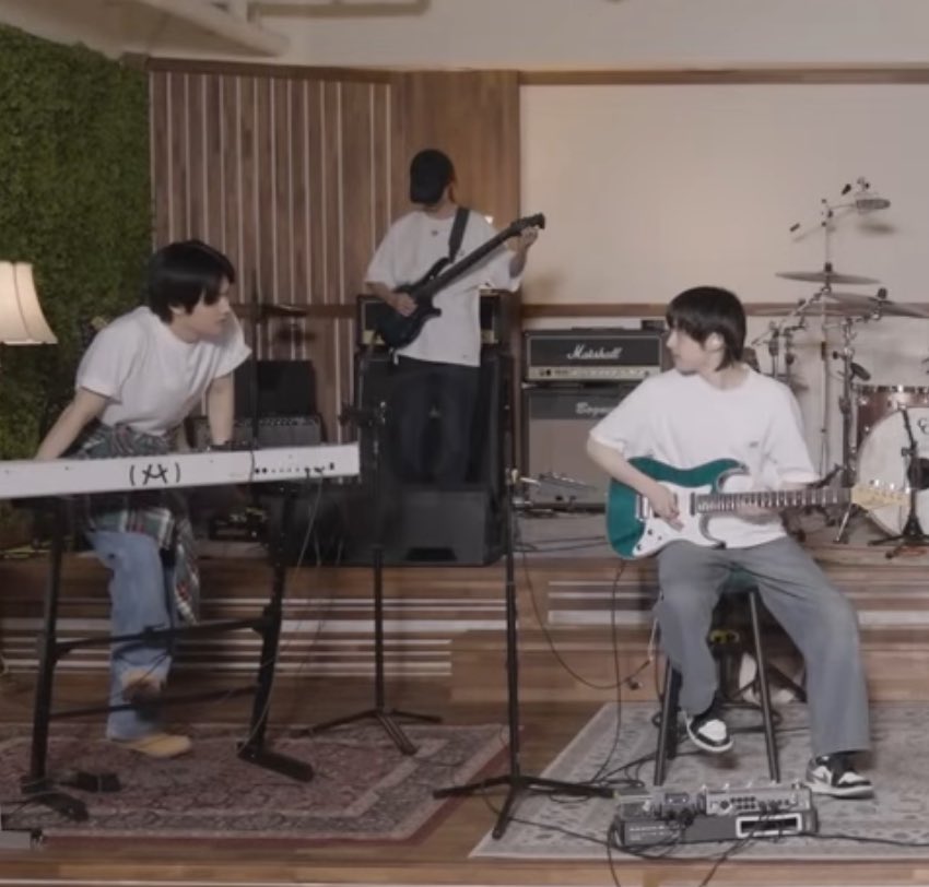 auxiyar's tweet photo. jungsu and jiseok suddenly look at each other before band practice starts… https://t.co/RRS6TDzGzZ
