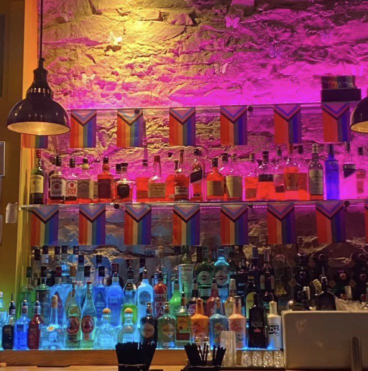 rowdenwriting's tweet photo. Icymi, yesterday I posted something for the sapphic season series happening on ao3, feat Immy being brave at the gay bar!

I get the job done, Imogen/Sahar, background Tara/Darcy, M, 3.8k 💋

https://t.co/vGXna6ZLPb https://t.co/YjKgS82Ibw