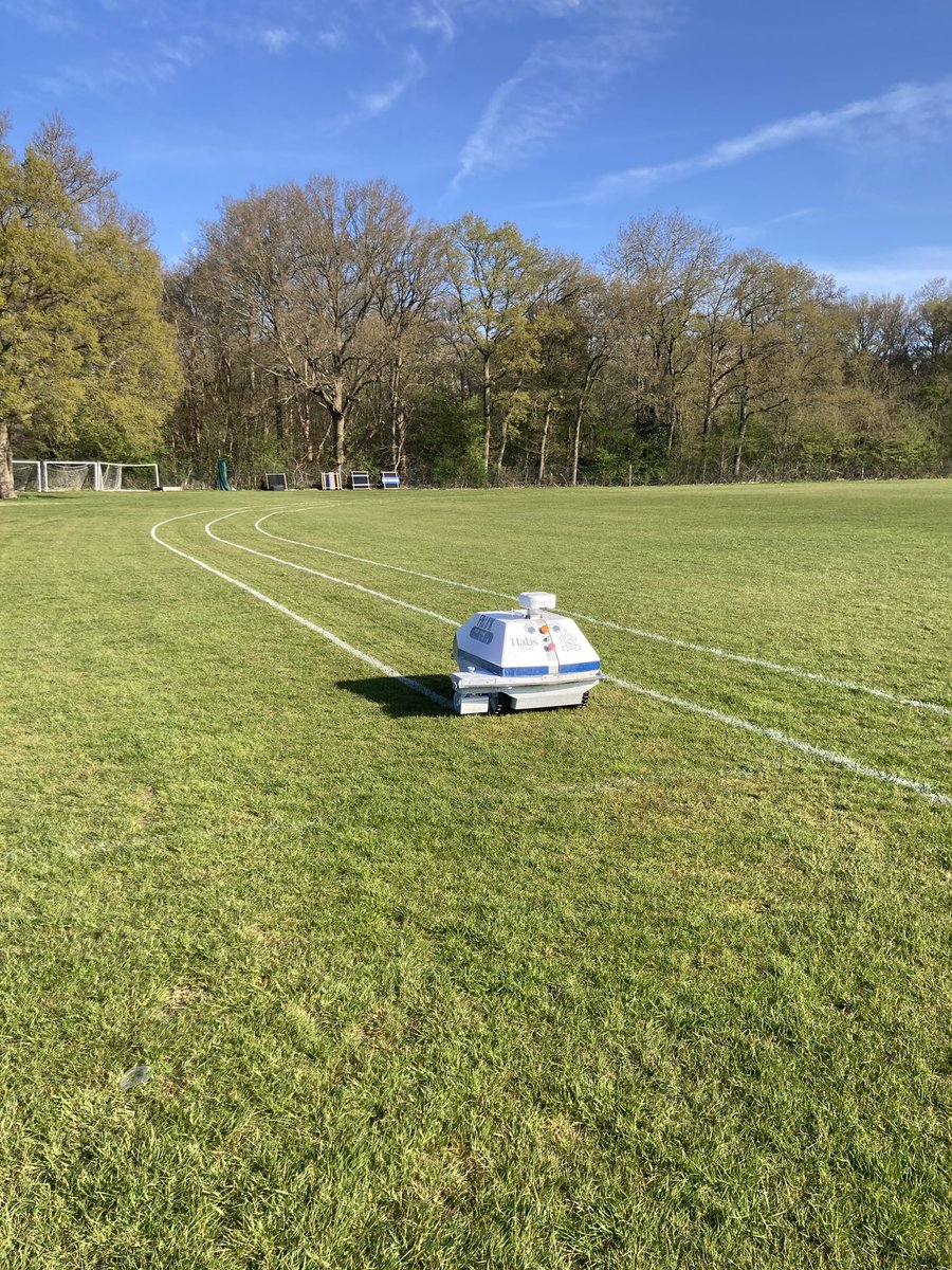 Frank is earning his keep today💪 <a href="/TurfTankUK/">Turf Tank UK</a> #frankthetank #groundsperson