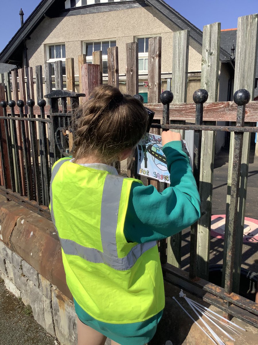 The school ambassadors have been working hard on making the area around Ysgol Ffordd Dyffryn a safer place. Following a competition across school, they have put up Road Safety posters in our area to encourage drivers to stick to speed limits to keep everyone safe! Da iawn pawb!