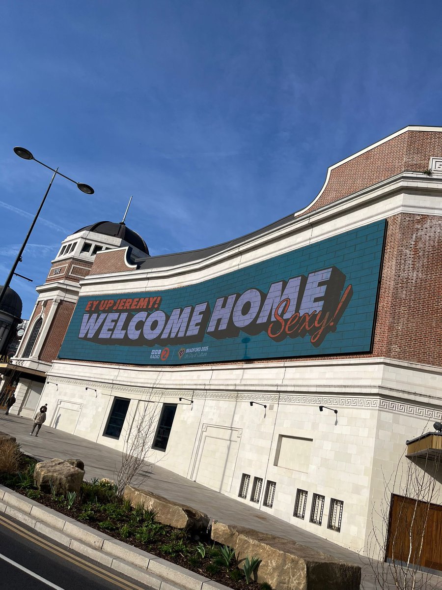 We’re delighted to welcome @thejeremyvine to <a href="/Bradford_Live/">Bradford Live</a> today for his <a href="/BBCRadio2/">BBC Radio 2</a> show!