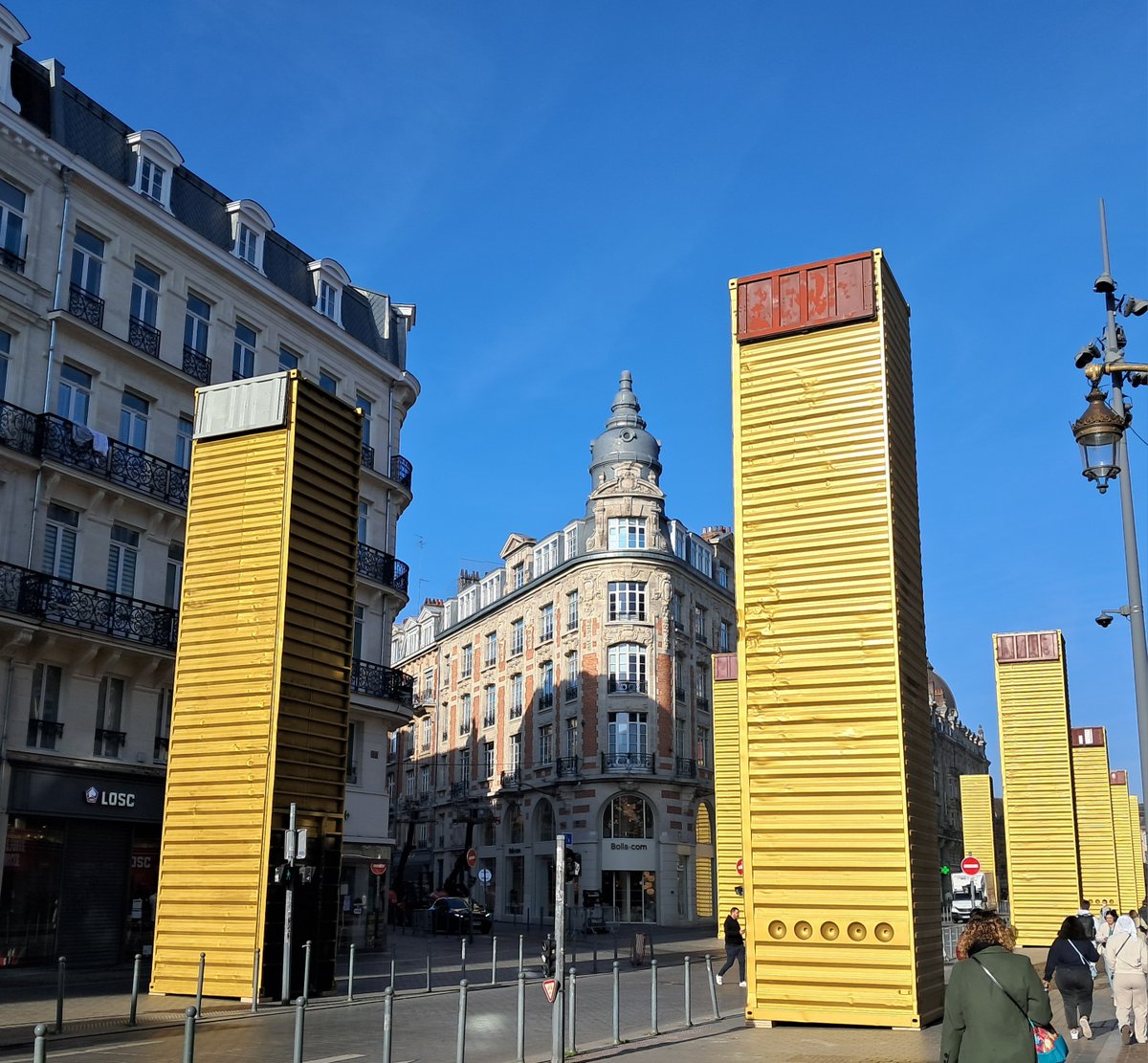 Comme à chaque métamorphose de la rue Faidherbe par <a href="/lille3000/">lille3000</a>, l'arrivée des" Golden Monoliths" de l'artiste espagnol spY... interpelle !
Mais n'est ce pas la définition de l'art de ne pas laisser indifférent ?
Vive la nouvelle saison de Lille 3000, "Fiesta"
I love my ville.