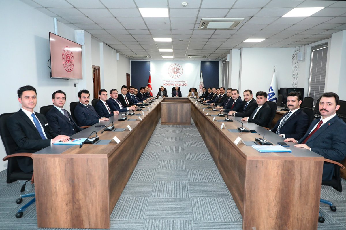 TCKonyaValiligi's tweet photo. Kaymakamlar Toplantısı, Valimiz İbrahim Akın Başkanlığında Gerçekleştirildi

Valimiz İbrahim Akın, ilçe kaymakamlarıyla bir araya gelerek İlçelerin sorunları, ihtiyaçları, yatırımları ve ilçelerde gerçekleştirilen kamu hizmetlerini değerlendirdi.

Valilik Toplantı Salonu’nda 31 İlçemizin kaymakamları ile bir araya gelen Vali Akın, Kaymakamlardan ilçelerin genel durumu, güvenlik hizmetleri, yapılan yatırımlar ve yürütülen hizmetlerle ilgili bilgiler aldı.

➡️  https://t.co/Lh32thMIrx

@TC_icisleri 
@Vali_Akin 
#Konya