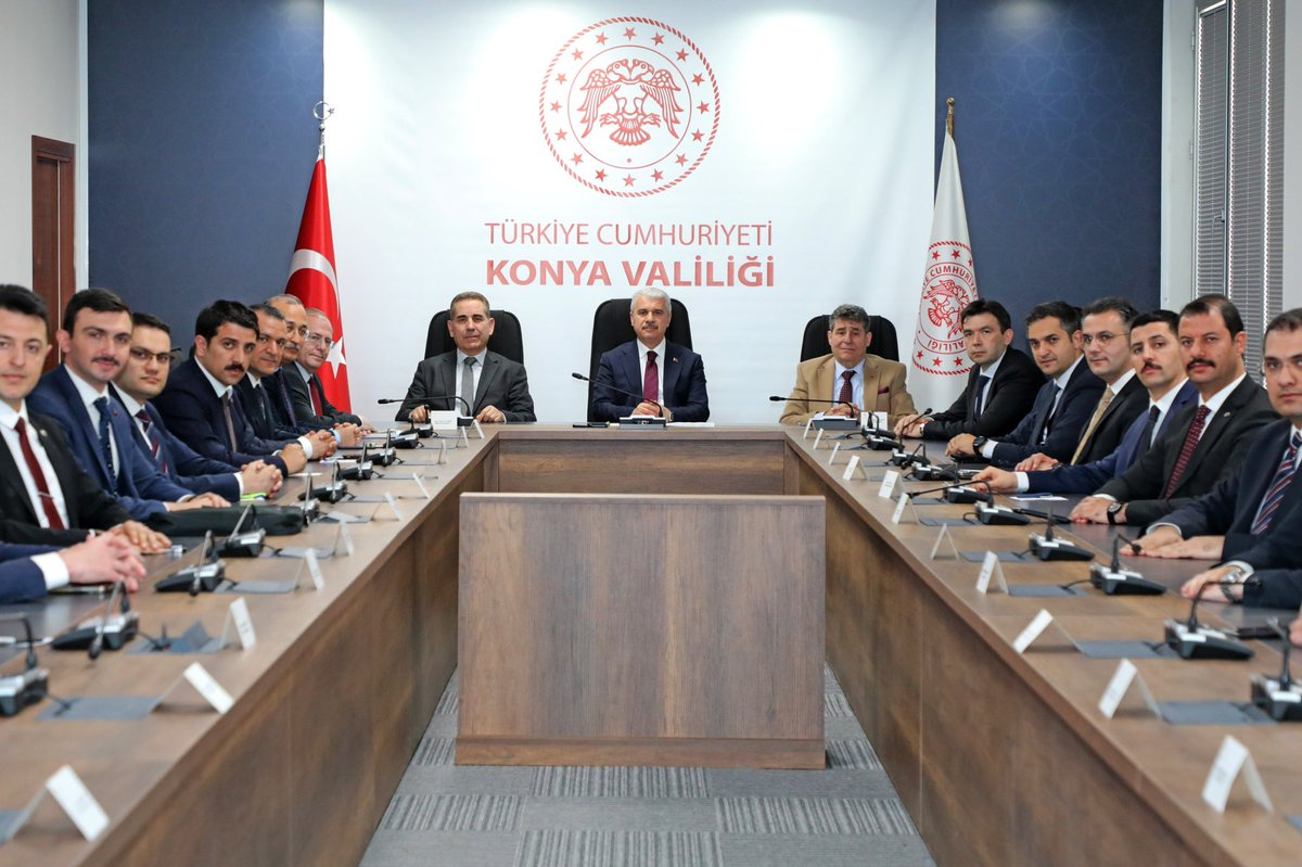 TCKonyaValiligi's tweet photo. Kaymakamlar Toplantısı, Valimiz İbrahim Akın Başkanlığında Gerçekleştirildi

Valimiz İbrahim Akın, ilçe kaymakamlarıyla bir araya gelerek İlçelerin sorunları, ihtiyaçları, yatırımları ve ilçelerde gerçekleştirilen kamu hizmetlerini değerlendirdi.

Valilik Toplantı Salonu’nda 31 İlçemizin kaymakamları ile bir araya gelen Vali Akın, Kaymakamlardan ilçelerin genel durumu, güvenlik hizmetleri, yapılan yatırımlar ve yürütülen hizmetlerle ilgili bilgiler aldı.

➡️  https://t.co/Lh32thMIrx

@TC_icisleri 
@Vali_Akin 
#Konya