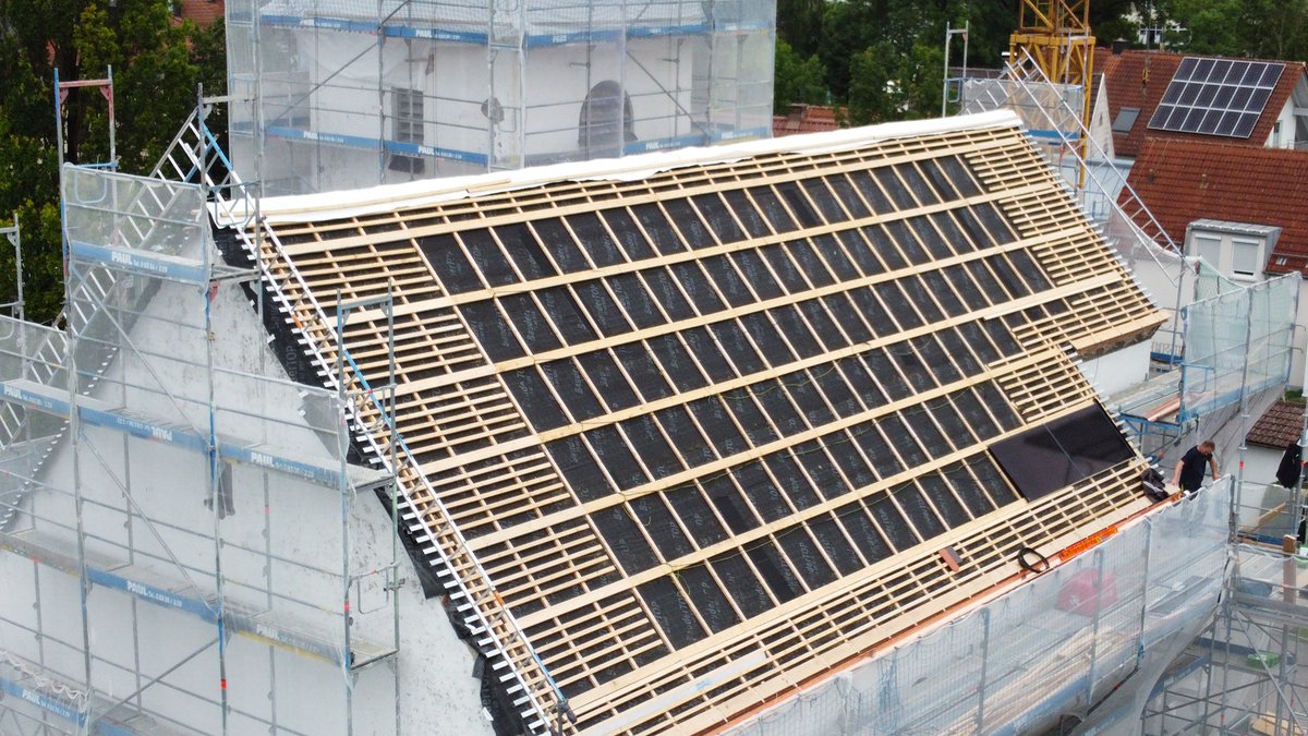 A historic church in Buchloe, Germany now has a solar roof! ⛪

54 #SoliTek SOLID #Solrif in-roof modules replaced the tiles – no panels on the roof, the roof is the power plant. 🌞

20 kW, waterproof, and built to last.

🤝 #deSonna | 🛠️ Certified by Ernst Schweizer AG