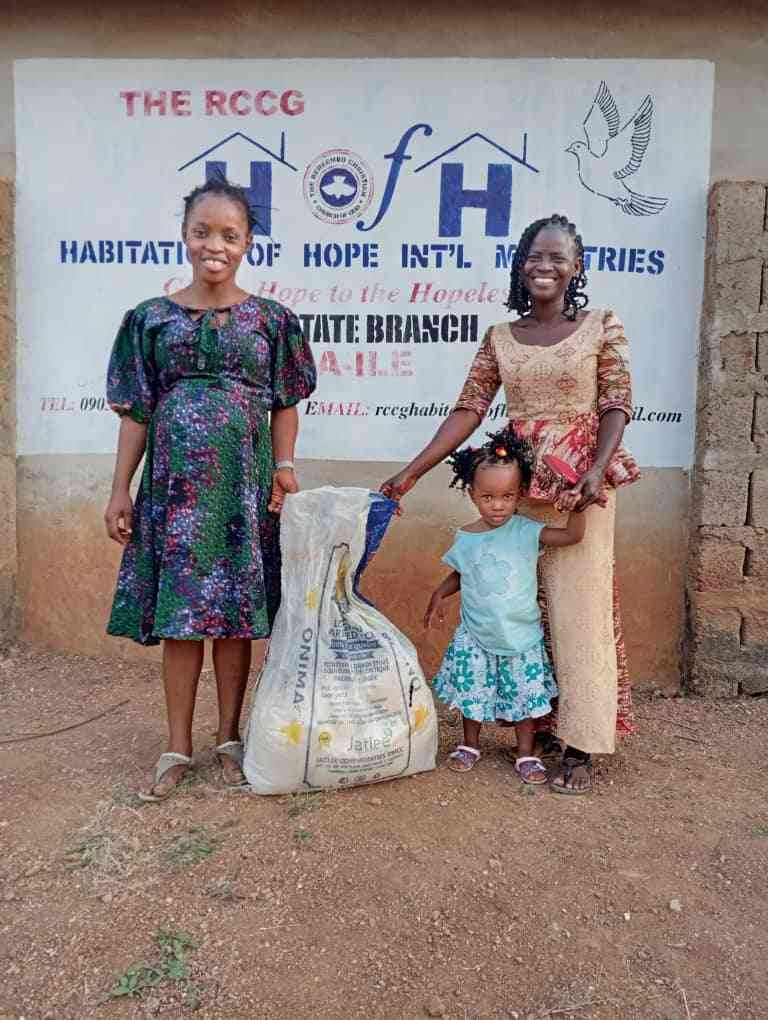 hislovefdn's tweet photo. The Redeemed Christian Church of God, Desire of Nations Parish / Ondoprovince 13, Ondo state. The CSR team embarked on orphanage outreach. This is in fulfillment of sustainable development goals (SDG 2): zero hunger. #rccgcsr https://t.co/XOPEWwFPXQ