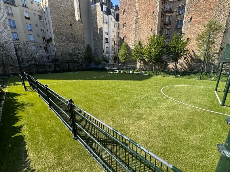 FieldservicesFr's tweet photo. Nous sommes ravis de vous présenter ce petit terrain multisport @Eurofield réalisé dans le 15ème  arrondissement de Paris pour notre partenaire @SJE. 
Terrain idéal pour les amateurs de sport en quête d'une surface de jeu de qualité, . Bravo à tous les intervenants. https://t.co/TeVvReoGv2