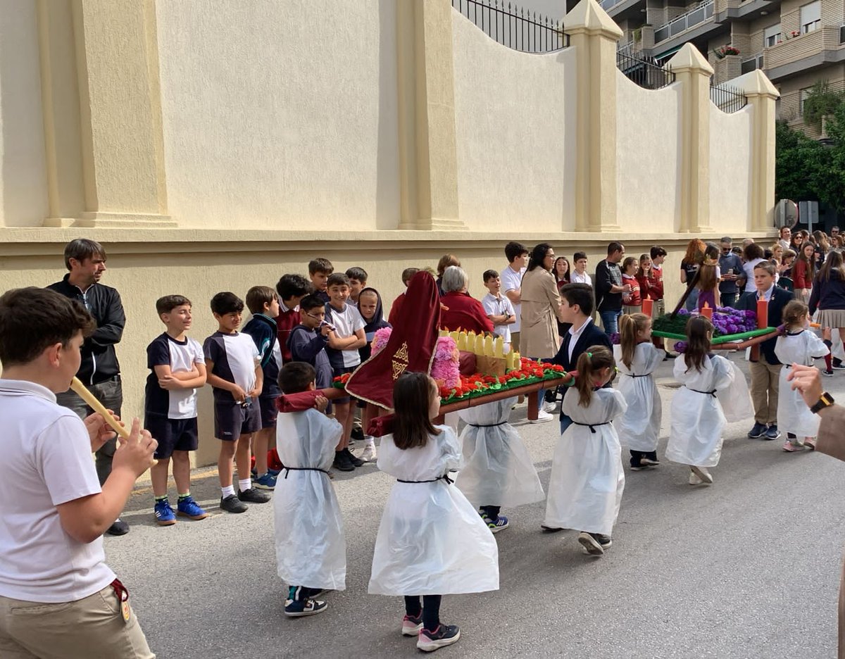 El paso infantil de los alumnos del Centro San Agustín ilumina el Viernes de Dolores, abriendo la puerta de la Semana Santa, y de la primavera. Nos esperan unas jornadas intensas para disfrutar de nuestras tradiciones y devoción. Ven y disfruta de la Semana de Pasión Motrileña.