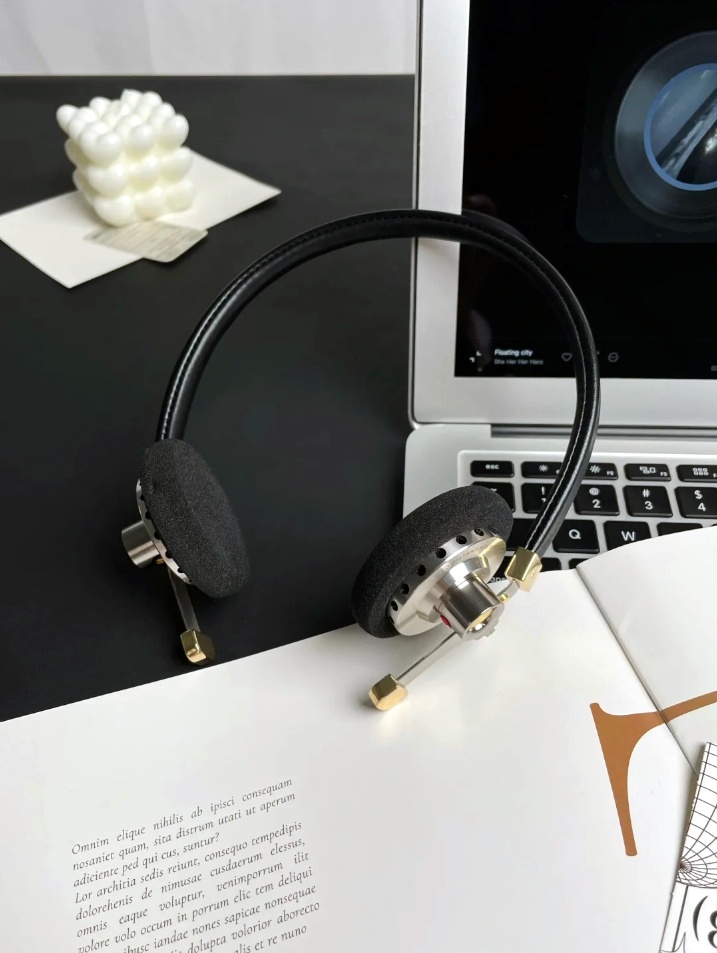 ROSESELSAGlobal's tweet photo. Perfect commute companion
#ROSESELSA #EARPHONES #HIFI #Retro #bass #soundquality #onearheadphones #onear #distantmountain https://t.co/1aXiXGsRNK