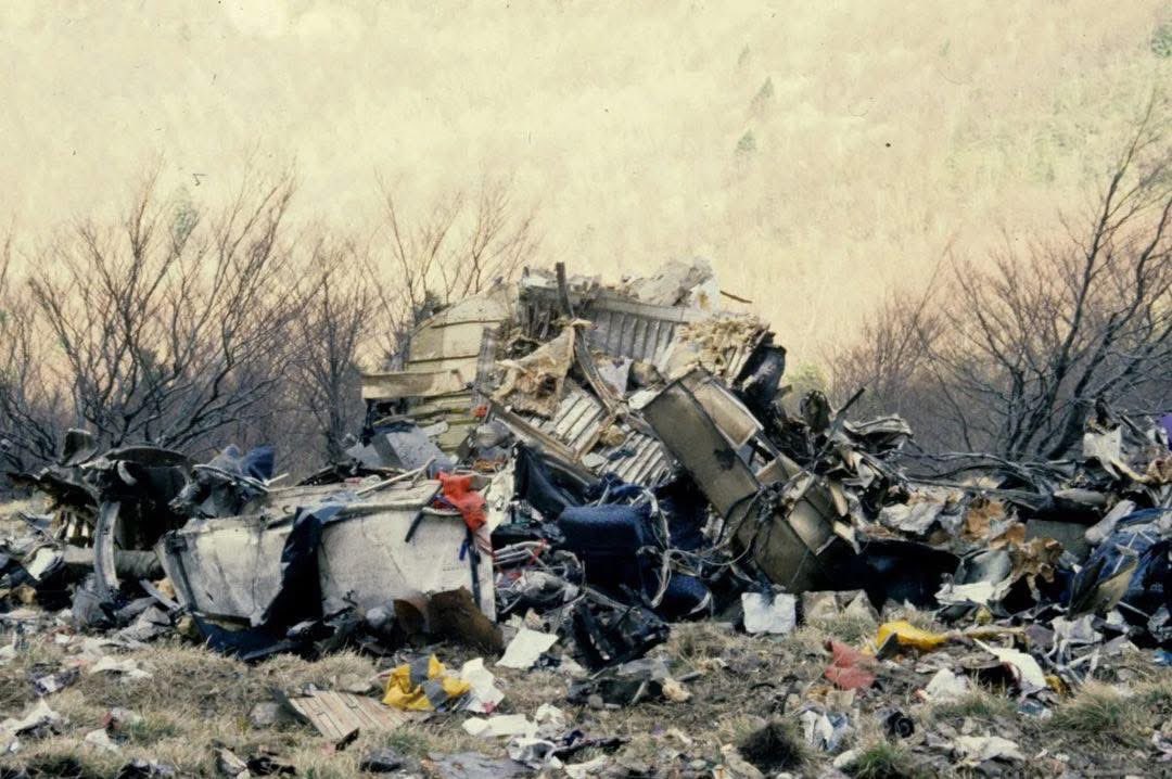 airplusnews's tweet photo. 🇫🇷 Il y a 36 ans, le crash d’un Fokker 27 de la compagnie Uni International, affrété par Europe Aero Service, sur la ligne Paris-Valence faisait 22 morts.

▫️L'avion a percuté le relief en procédure d'approche près du col de Tourniol (1.145m), sur la commune de Léoncel dans la Drôme.