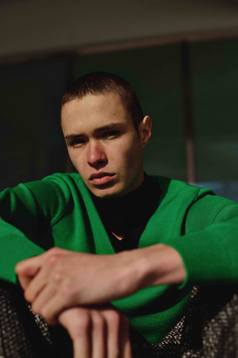 Them_mag's tweet image. Them magazine No.057 "Colorful Spring"

GREEN AGE

Photography: TATSUNARI KAWAZU
Styling: SATOSHI KAMEI
Hair&amp;amp;Make-up: YOSHIKAZU MIYAMOTO
Model: BLAZE

Sweater and Pants from PRADA

#colorfulspring
#themmagazine
#prada