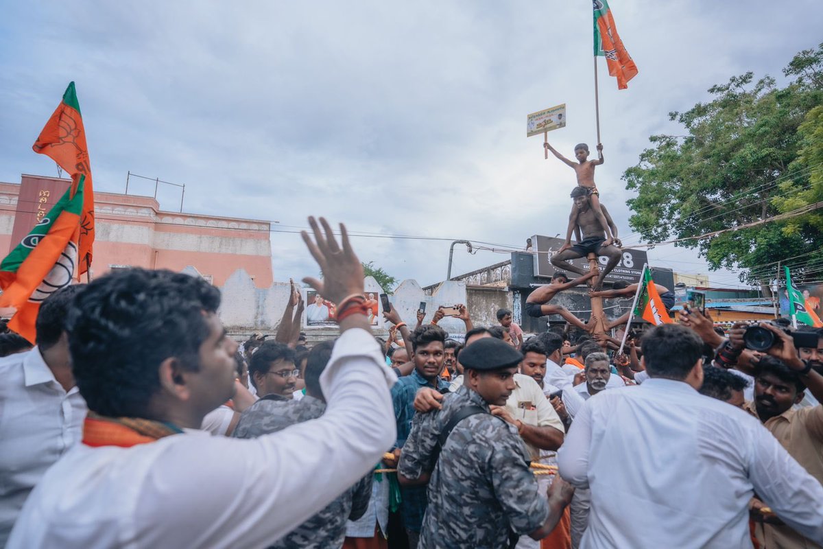 இன்று தமிழக மீடியாக்கள் முழுவதும் பாஜக பற்றிய செய்திகள் தான் flash news!! ஒரு காலத்தில் கண்டுக்கவே மாட்டானுங்க!! 

இதெல்லாம் #அண்ணாமலை தலைவராக வந்த பிறகு தான் தமிழகத்தில் பாஜக தவிர்க்க முடியாத சக்தியாக வளர்ந்து இருக்கிறது!!

தலைவா <a href="/annamalai_k/">K.Annamalai</a>  உங்க உழைப்பு அளப்பரியது!! 🙏🙌 💪🚩