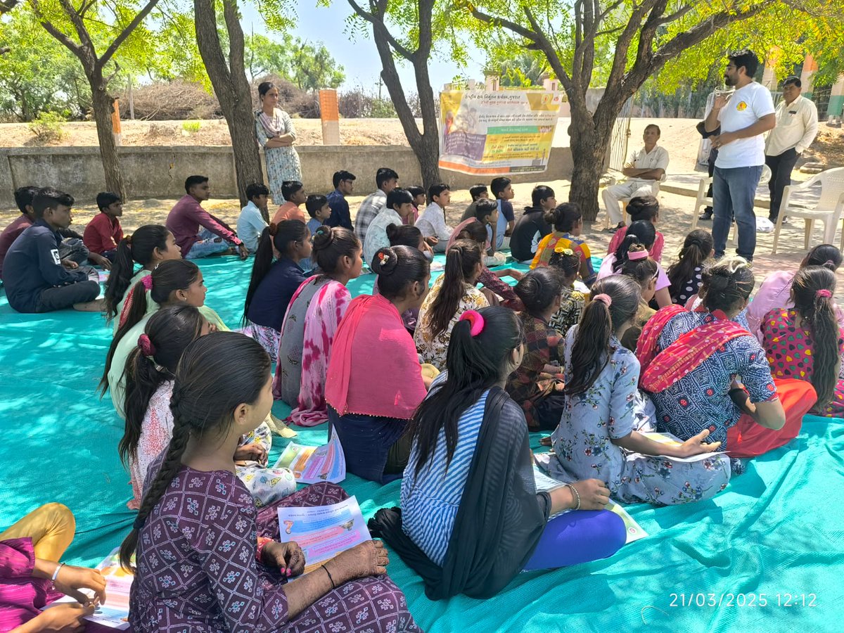 Dsbcc_jamnagar's tweet photo. ધ્રોલ તાલુકાની તાલુકા શાળા મોટા ઇટાળા ખાતે વિધાર્થીઓને ટીબી રોગ વિષે લક્ષણો,તપાસ અને સારવાર વિષે પ્રાથમિક માહિતી તેમજ પત્રિકા દ્વારા માર્ગદર્શન આપવામાં આવ્યું. #health #healtheducation #healthawerness #TBHaregaDeshJeetega #TBMuktBharat #tuberculosis #tuberculosisawareness https://t.co/OaUtOqw0dl