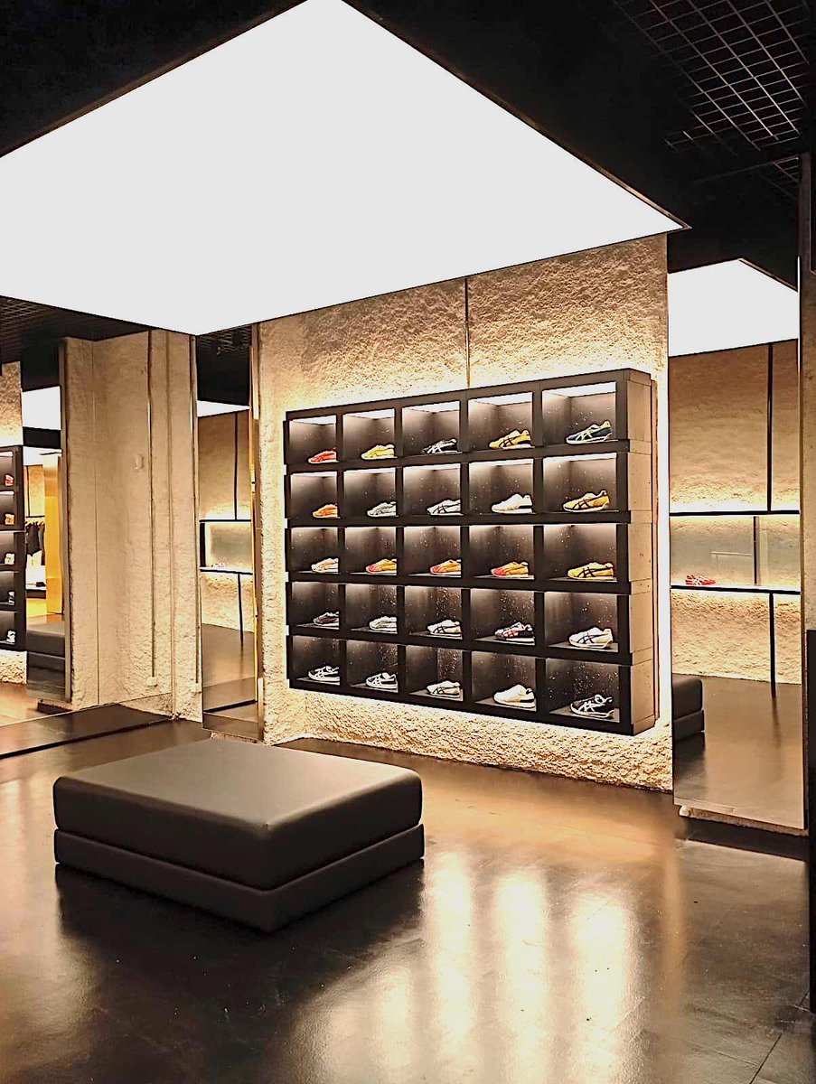soffittitesi's tweet photo. I nostri #soffittitesi retroilluminati , insieme ai fantastici arredi anche loro luminosi  ,sono per lo store #onitsukatiger di Barcelona 🇪🇸,un elemento assoluto di design e luce !
#tecnidecorsoffittitesi #stretchceilings #plafondtendu #spanndecken #soffittiluminosi #lighiting https://t.co/3MZiYxqOVX