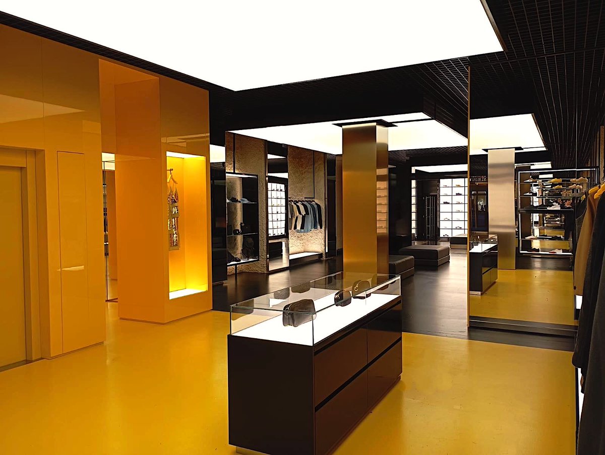 soffittitesi's tweet photo. I nostri #soffittitesi retroilluminati , insieme ai fantastici arredi anche loro luminosi  ,sono per lo store #onitsukatiger di Barcelona 🇪🇸,un elemento assoluto di design e luce !
#tecnidecorsoffittitesi #stretchceilings #plafondtendu #spanndecken #soffittiluminosi #lighiting https://t.co/3MZiYxqOVX