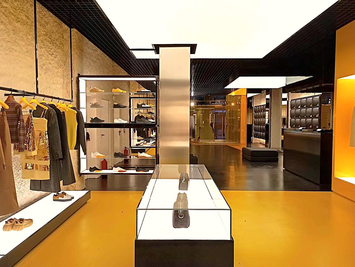 soffittitesi's tweet photo. I nostri #soffittitesi retroilluminati , insieme ai fantastici arredi anche loro luminosi  ,sono per lo store #onitsukatiger di Barcelona 🇪🇸,un elemento assoluto di design e luce !
#tecnidecorsoffittitesi #stretchceilings #plafondtendu #spanndecken #soffittiluminosi #lighiting https://t.co/3MZiYxqOVX