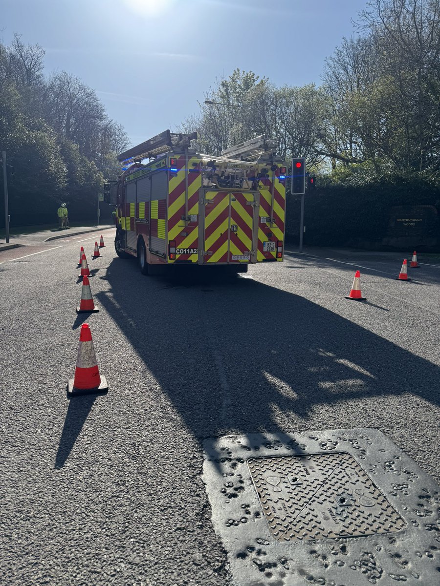 Crews from Anglesea Street are currently responding to a road traffic collision on Maryborough Hill outside the Maryborough House Hotel. 

Expect delays in the area — please avoid if possible.

#CorkTraffic #RoadAlert