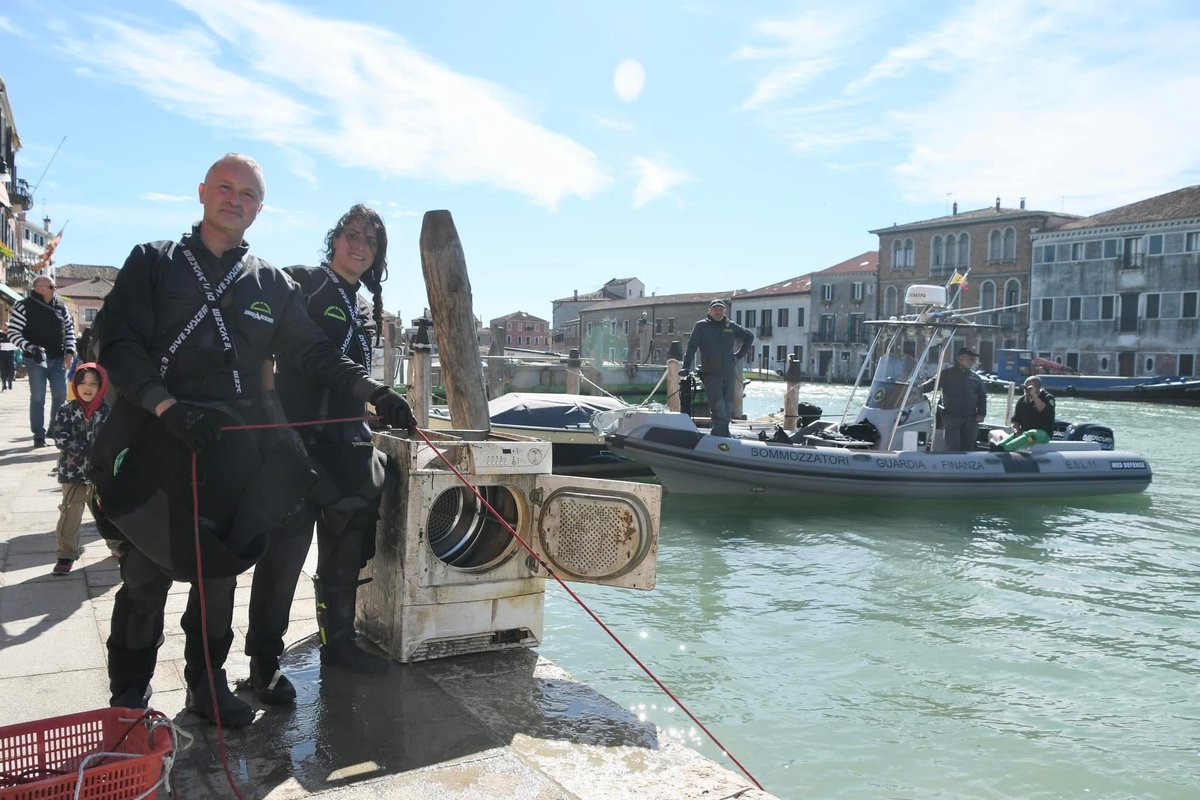 comunevenezia's tweet photo. 🤿 Domenica 13 aprile i volontari dell'Associazione Gondolieri sub e i sommozzatori del Reparto Operativo della @GDF si immergeranno per ripulire i fondali dei canali di #Venezia.

🤝 Un "gemellaggio" nato un anno fa, in occasione delle celebrazioni dei 250 anni dalla fondazione del Corpo, con una operazione congiunta a Murano.

L'attività è in programma dalle ore 8 alle 14, salvo condizioni meteo avverse, nei seguenti rii:

📍Rio dei Tre Ponti;
📍Rio del Tentor;
📍Rio Briati;
📍Rio di Santa Margherita e dei Carmini;
📍Rio di San Sebastiano e di San Basegio.

Leggi l’ordinanza che regola il traffico acqueo 👉🏻 https://t.co/wSzstlq1kH