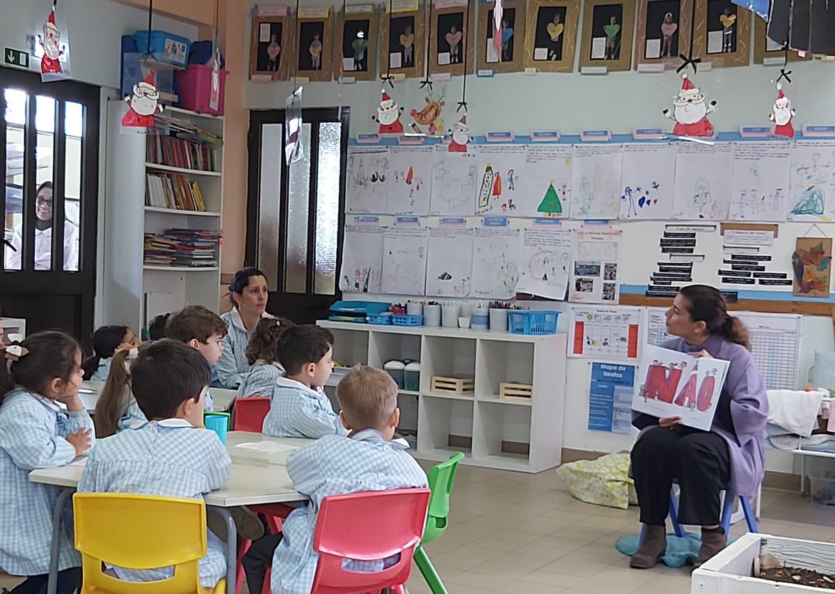 PJudiciaria's tweet photo. A #PJ foi ao Lar da Criança de #Portimão, sensibilizar 40 crianças para, através de uma história #interativa aprenderem gradualmente a reconhecer gestos e situações abusivas do ponto de vista da sexualidade.
🎯Toque bom vs mau, segredo bom vs mau.
#criminalidadesexual #crianças https://t.co/DeDK3ixOEH