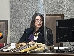 Sędzia Anna Pałasz, która skazała adwokata po kokainie przyznała poszkodowanym następujące kwoty zadośćuczynień:
- po 30 tys. zł dwóm osobom
- po 20 tys. następnym dwóm
- po 15 tys. następnym dwóm osobom
- 5 tys. zł jednej osobie z rodziny. 

Razem 135 tys. zł.
To mąż, matka i