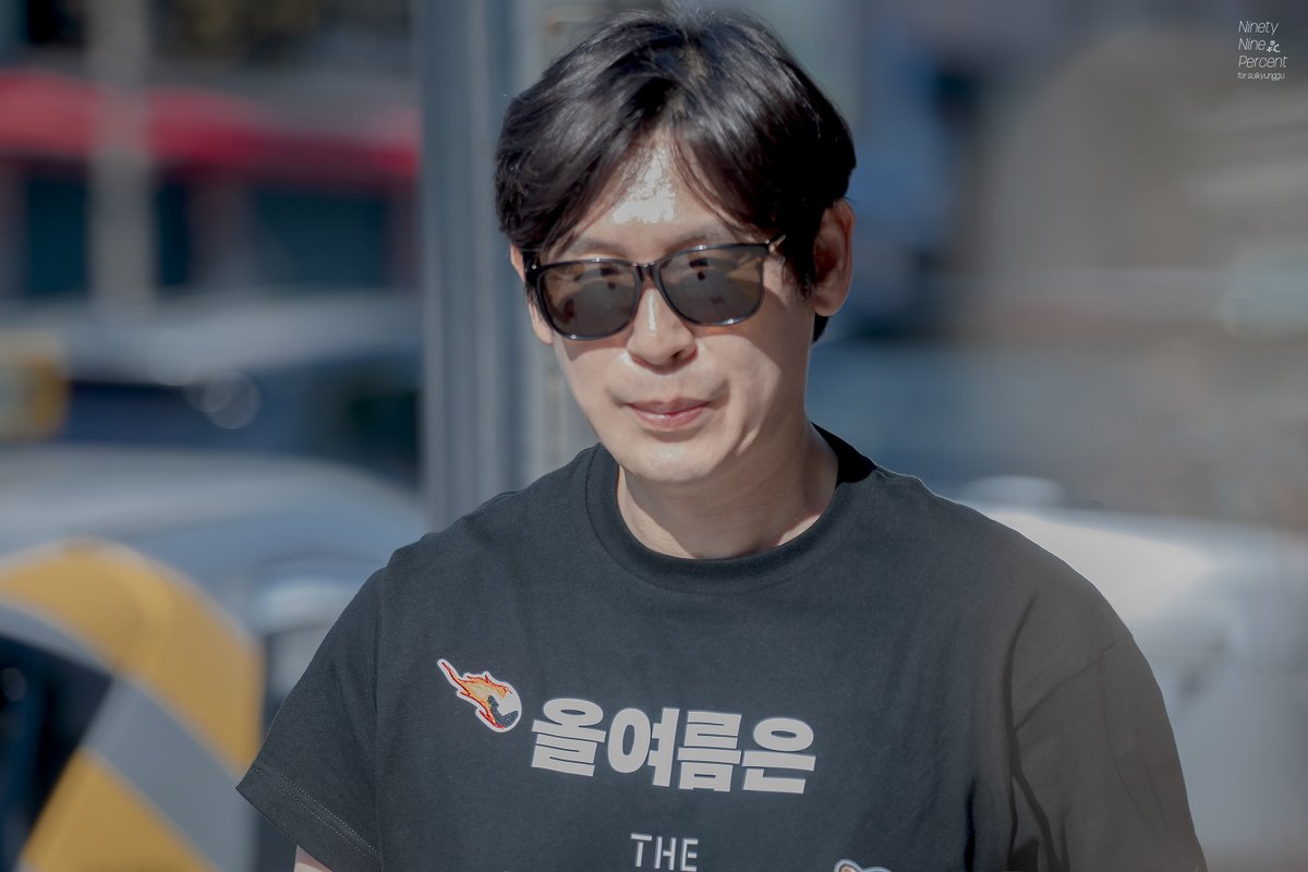 percent__99's tweet photo. 230729 설경구
더 문 무대인사   

그가 선글라스 너머로 웃어주고 있었단 사실을 이제야 알고 만 것이에요... 
    
#설경구 #꾸꾸 https://t.co/cXtID2gOXJ