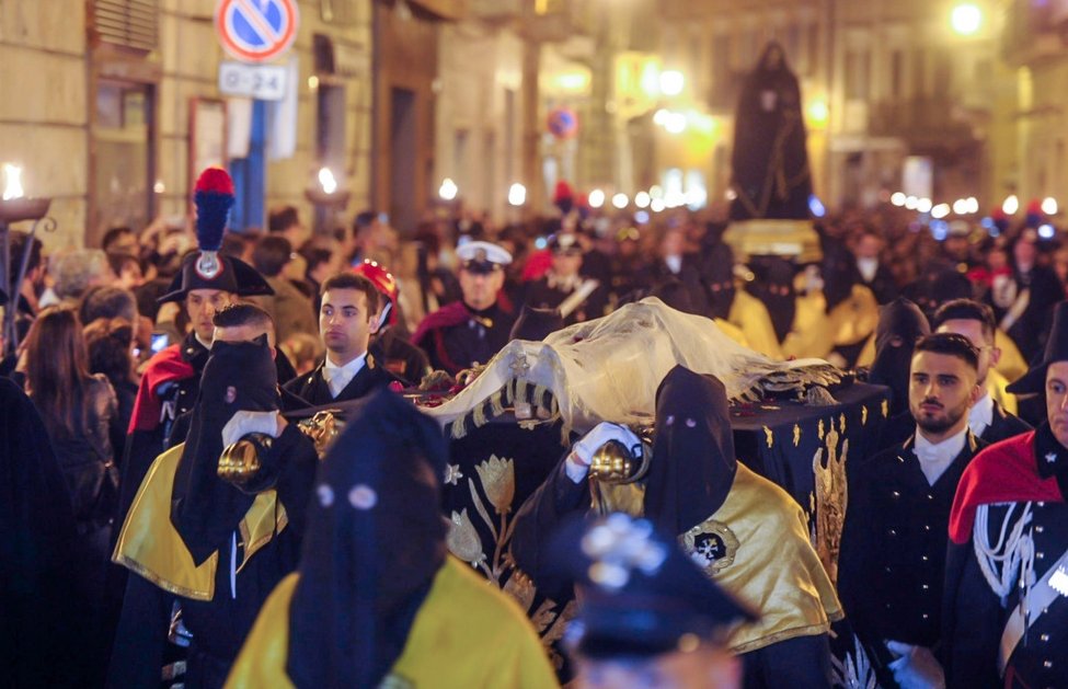 YourAbruzzo's tweet image. Oggi pomeriggio, al calar del sole, la storica #Processione del #VenerdìSanto a #Chieti, illuminerà il centro storico, con i "Trofei" della #Passione e il celebre Miserere di Selecchy, si fondono fede, arte e tradizione!

Scopri di più:
abruzzoturismo.it/it/eventi/il-v…

#18aprile #abruzzo