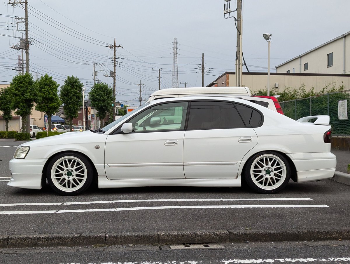 Yuuuchan_BE's tweet photo. ホイール売ります🛞

SYMS　SRW-01　17インチ7J +48
タイヤはGRENLANDER 195/45 R17です。
去年8月に交換後、約2000km走行、バリ溝です。

25mmワイトレつけてローダウンすると写真のようになります。

今ならワイトレ1台分とセットで7万！！！
埼玉県内で直接取引希望です🙋 https://t.co/zNQeXcoGpD