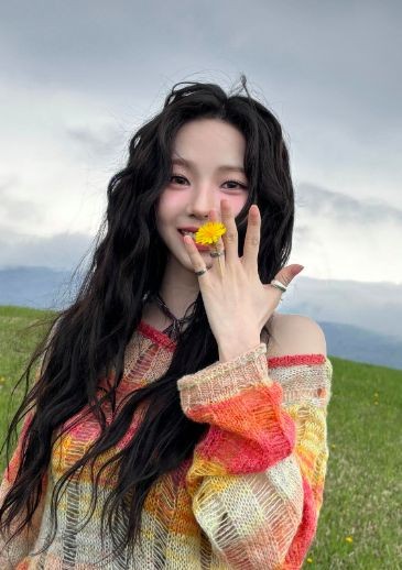 NodeKarina's tweet photo. @NodeChaehyun Ga punya pacar... tapi pernah dapat bunga dari diri sendiri :3 https://t.co/4GCQN8AKbZ