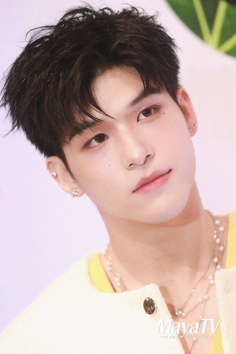 4J0JMe's tweet photo. ก็คนข้างๆหล่อซะขนาดนี้ ไม่น่าถึงมีแมวแอบมองอยู่บ่อยๆ https://t.co/51cS8TVbYm