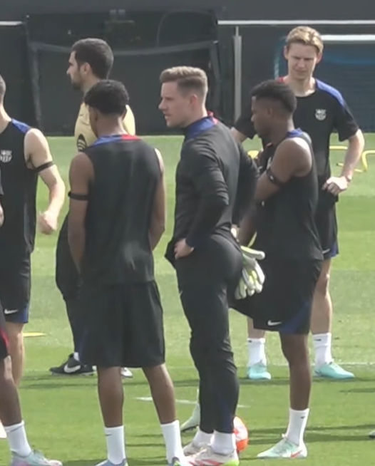 BarcaUniversal's tweet photo. 🚨❗️BREAKING: Ter Stegen trains with the group. https://t.co/6dplwJ0WyT