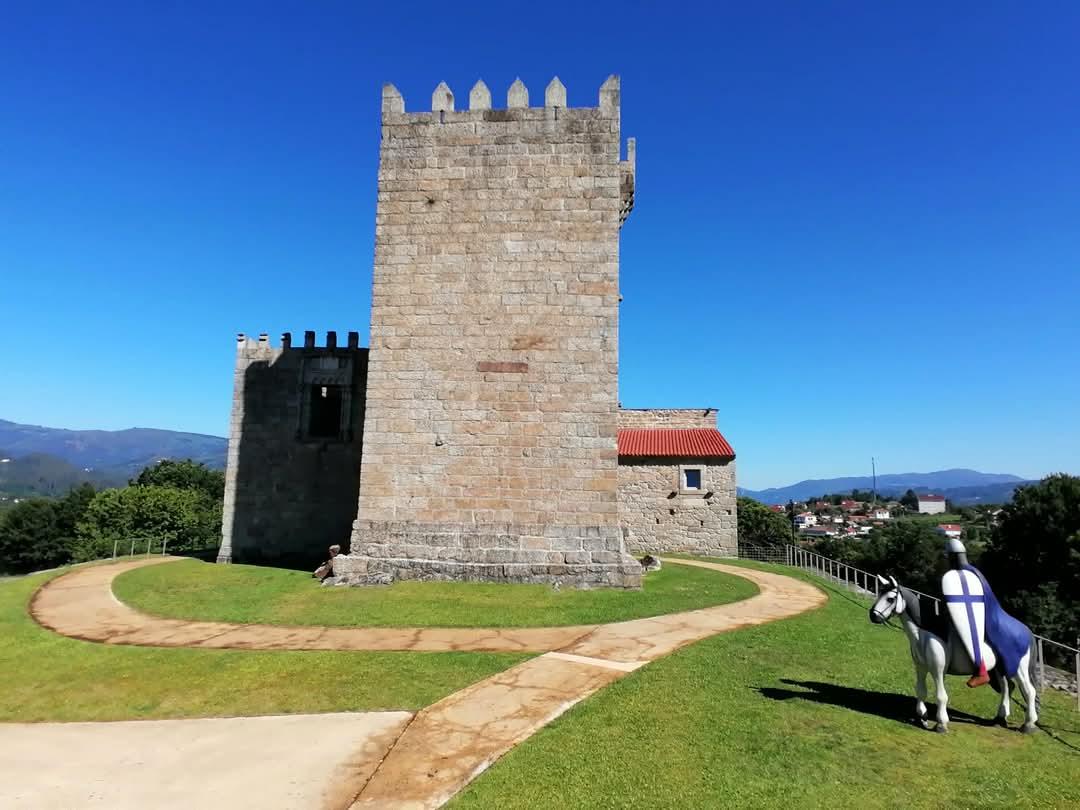 skymanuelima's tweet photo. Monumento Nacional desde 1910, o Paço de Giela é um exemplar notável de arquitetura civil privada medieval e moderna. A sua origem, tal como a do antigo Castelo de Santa Cruz, está profundamente ligada à origem e formação da terra de Valdevez. #Paço_de_Giela #castelo #Valdevez https://t.co/hWtatbrULq