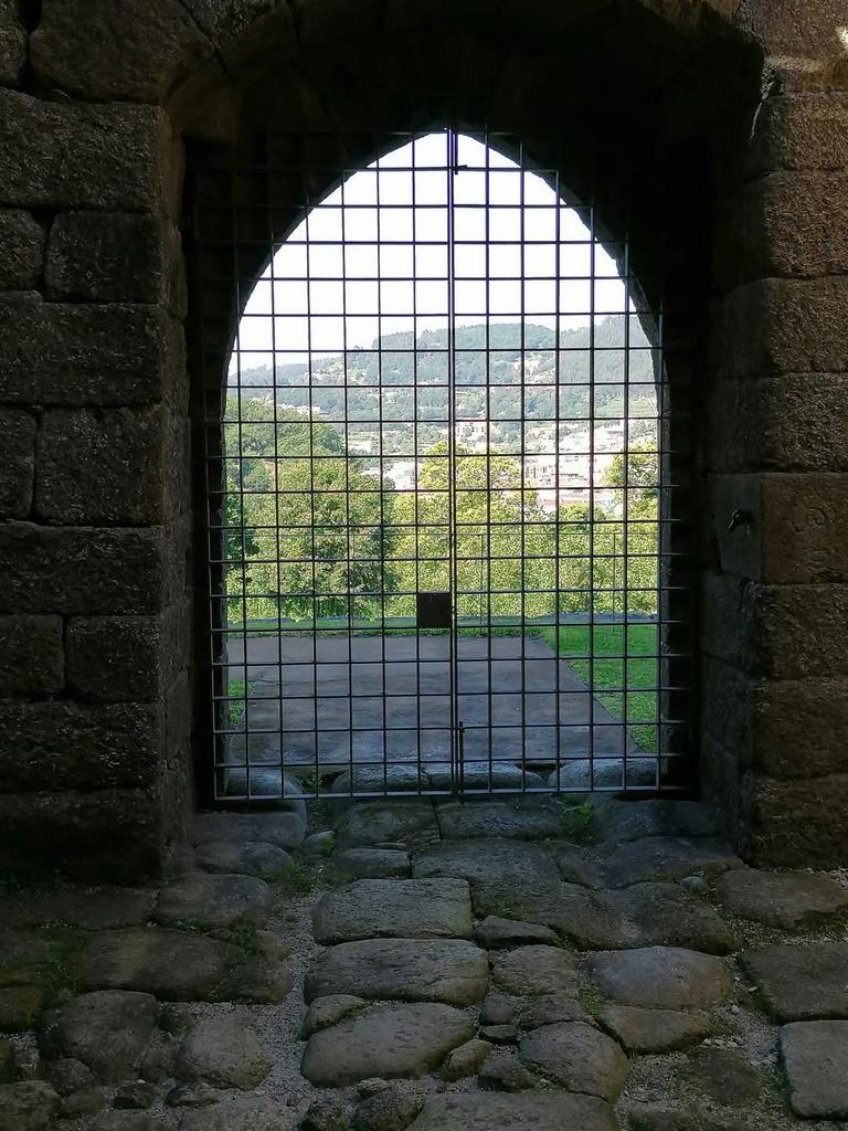 skymanuelima's tweet photo. Monumento Nacional desde 1910, o Paço de Giela é um exemplar notável de arquitetura civil privada medieval e moderna. A sua origem, tal como a do antigo Castelo de Santa Cruz, está profundamente ligada à origem e formação da terra de Valdevez. #Paço_de_Giela #castelo #Valdevez https://t.co/hWtatbrULq
