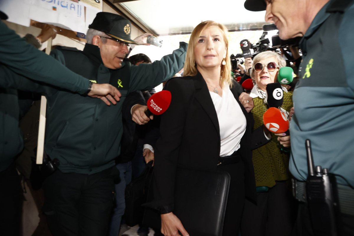 levante_emv's tweet photo. Salomé Pradas ya está declarando. La exconsellera de Emergencias ha roto a llorar ante la jueza que instruye el caso y se ha escudado en su inexperiencia  https://t.co/4GHMrF0HpQ

por @LaBallester 
con foto de @monti_63 https://t.co/oy2KwlTcre