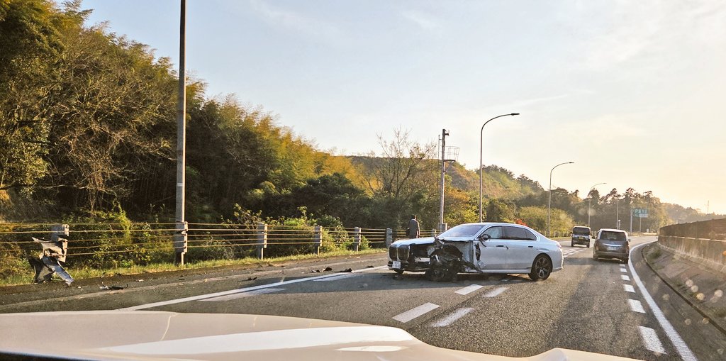 1010no1's tweet photo. 九州自動車道 下り
鞍手IC〜古賀IC間
古賀SA手前で追突事故
運転手さん無事そうで良かった https://t.co/kie62LGL6R